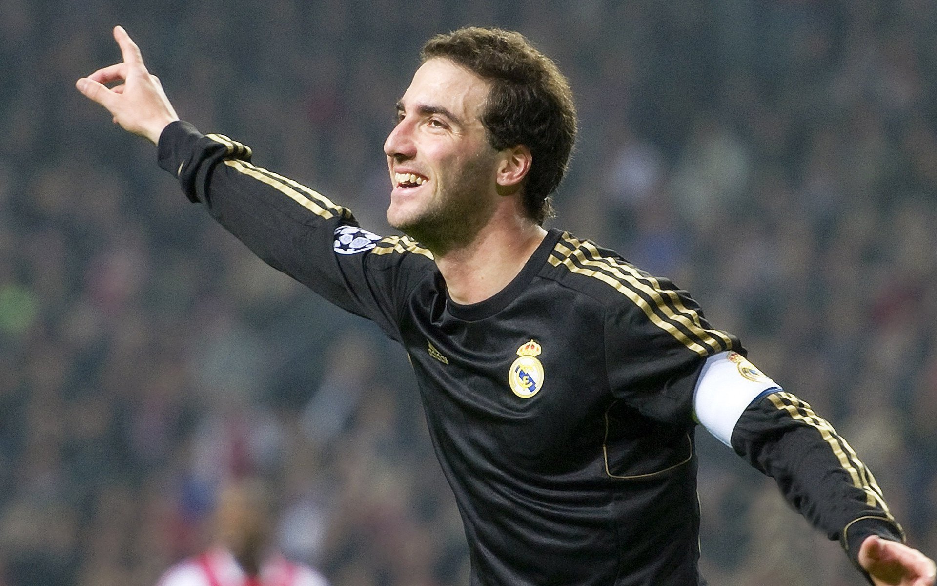 爱游戏官方网站-“中国足球职业联赛新纪元：多样化发展”，中国实行足球职业联赛